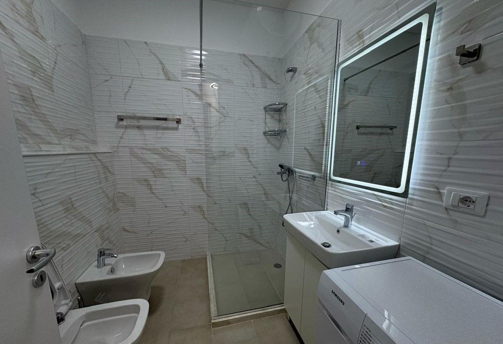Super Apartament 2+1+2, prane Statcionit te Trenit, fillimi Bulevardit te Ri!