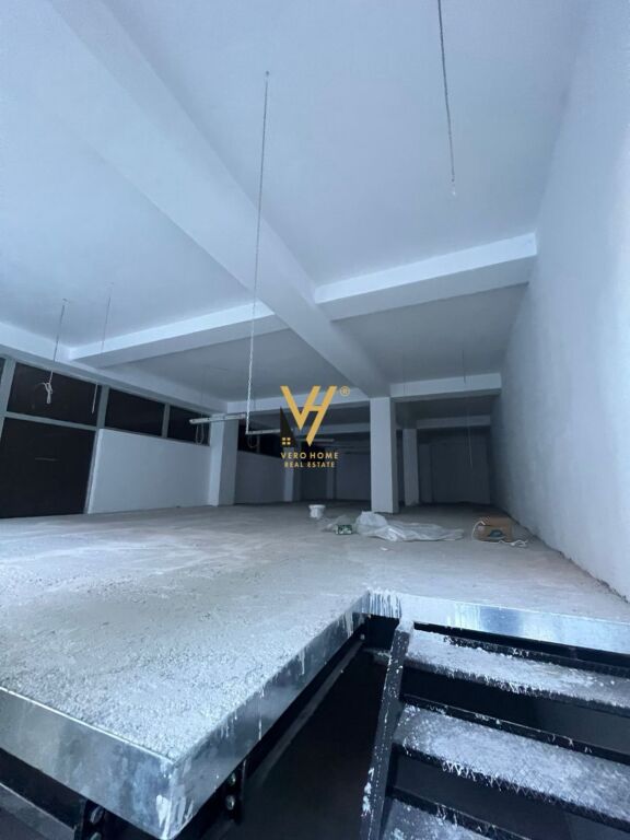 LOCALE COMMERCIALE 240 M2 IN AFFITTO VICINO ALLA STAZIONE FERROVIARIA 1.500 EURO