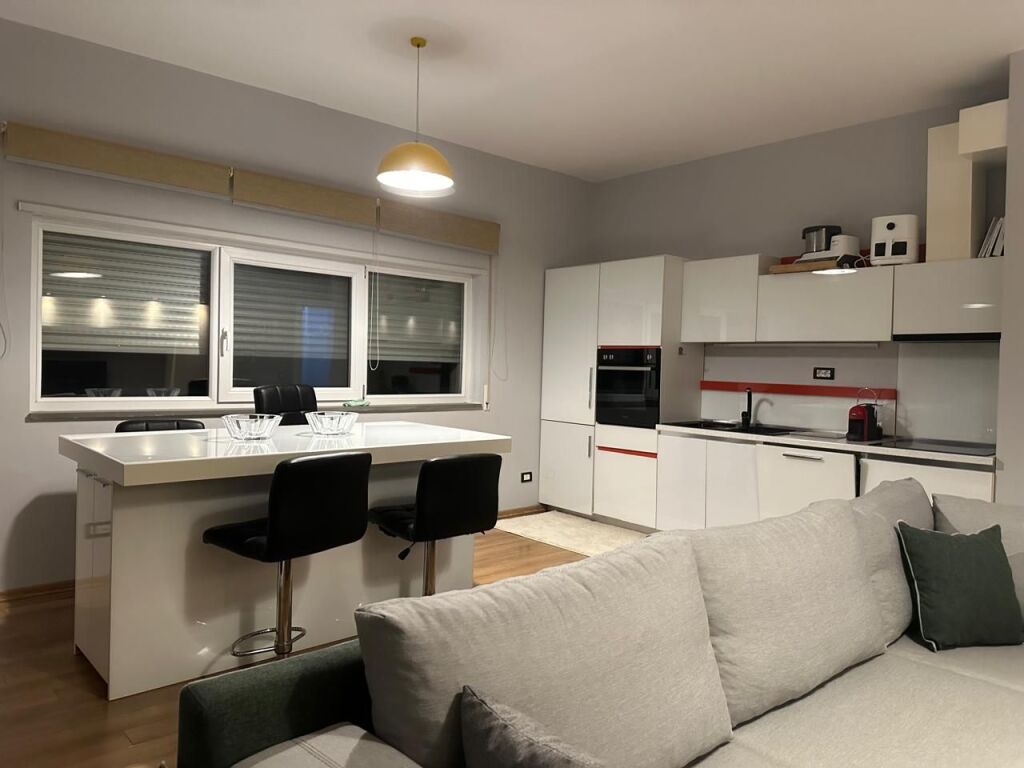 Apartament Super për Qira pranë Kopshtit Botanik dhe Xhamisë 2+1+2