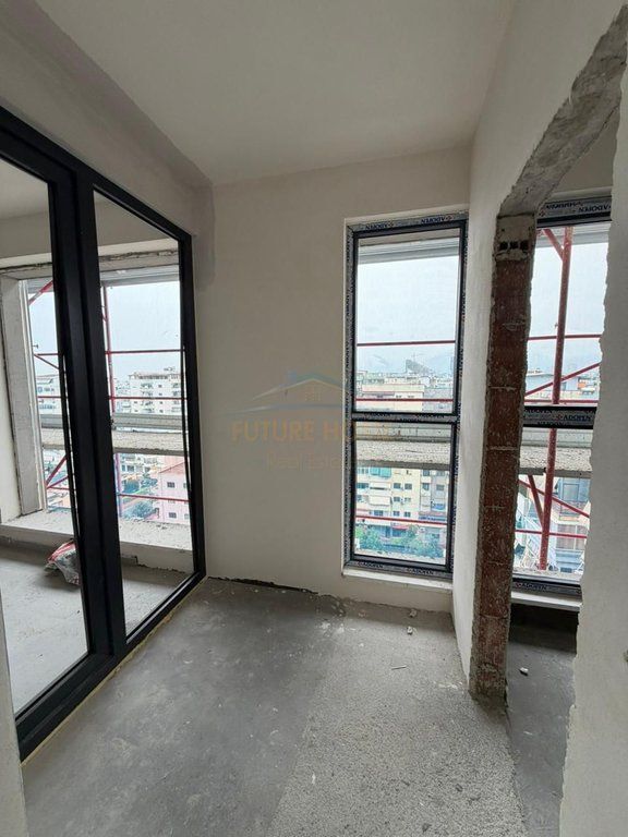 Shitet apartament 2+1+2 Komuna e Parisit White Tower