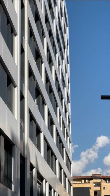 🏡 Shitet apartament 3+1 me 2 poste parkimi te Square 21