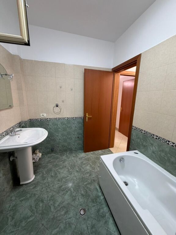 🏡 Shitet Apartament 2+1+2 + Post Parkimi – Don Bosko (pranë Kishës Katolike) 📍