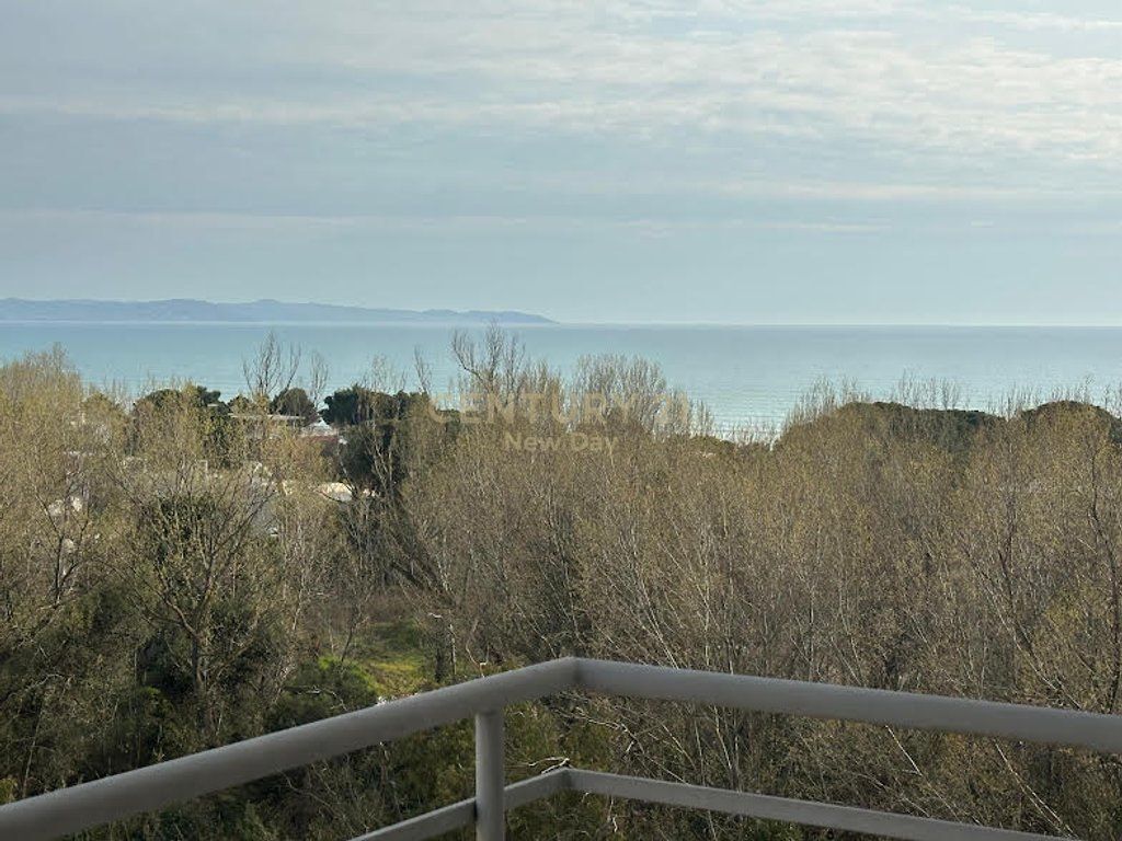 Offriamo un appartamento a Plepa spiaggia con vista mare. L'appartamento si trova all'8° piano di un edificio ben gestito. È arredato, strutturato in zona giorno e cucina, 2 camere da letto, 1 bagno e 1 balcone con vista mare. Per maggiori informazioni potete contattarci.