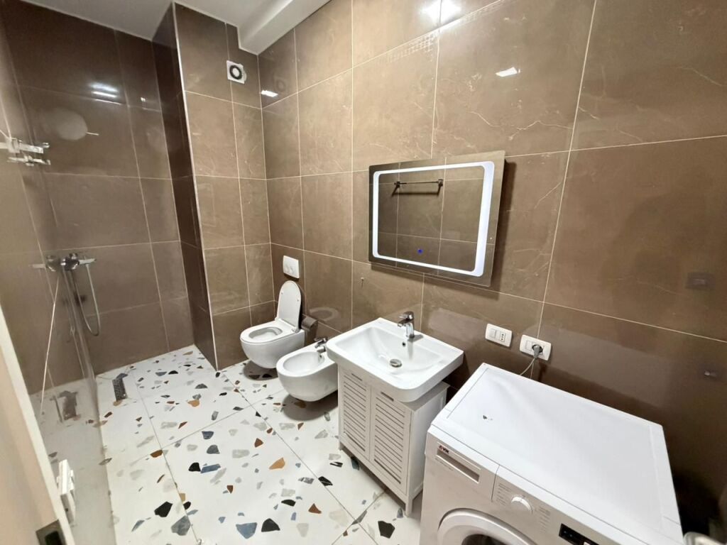 🏢 Jepet me qera apartament 2+1📍 Kompleksi Magnet, 21 Dhjetori 💰 Çmimi: 70,000 lekë/muaj