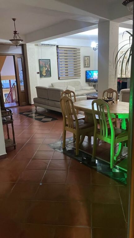 Jepet me qera apartament (kati i 3-të i një vile)  📍 Mbrapa Maternitetit të Ri