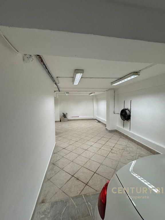 WAREHOUSE FOR RENT AT THE PARIS COMMUNE CROSSROAD.