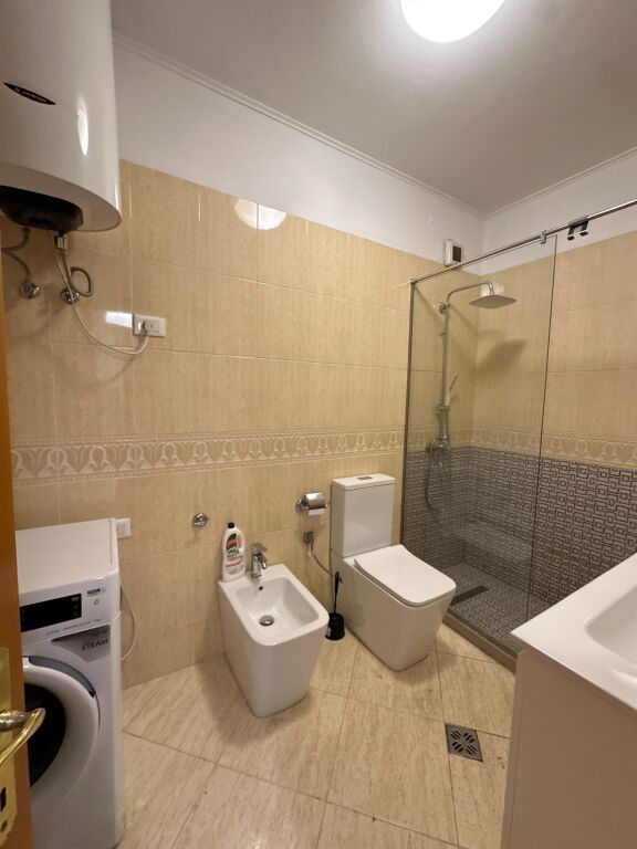 Ofrojme Apartament 2+1 per Qira ne zonen e Komunes se Parisit, tek Kika 1. Pocionohet ne katin e 5 banim, rezidenca eshte e mireoganizuar dhe me sherbimet e nevojshme perreth. Apartamenti eshte i tipologjise 2+1. ne hapesira te mireorganizuara ne nje sallon ndenjeje me dalje ne ballkon, kuzhina e ndare me vete, 2 dhoma gjumi dhe 2 tualete. Ne prone jane bere investime te reja nga pronari, kuzhina, mobilimi si dhe nderhyrjet elektrike dhe hisdrosanitare. Apartamenti ofrohet i mobiluar.  Parkim ospional ne kosto shtese.  Per detaje shtese apo vizite ne prone mos hezitoni te na kontaktoni!