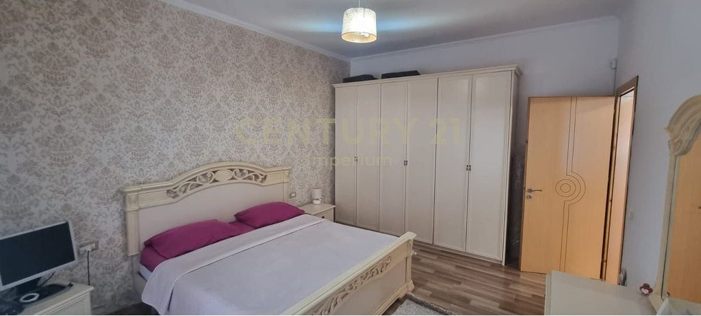 Vilë 2-Katëshe për Shitje në Yrshek!