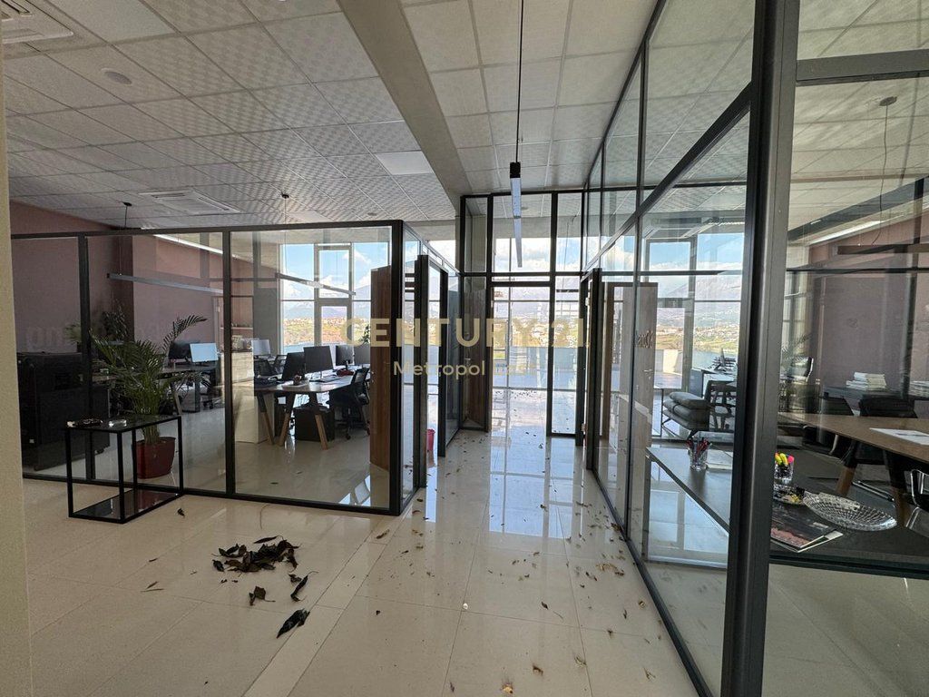 JEPET ME QIRA AMBJENT KOMERCIAL+VERANDE PANORAMIKE+ 2 VENDE PARKIMI NE ZONEN E SAUKUT