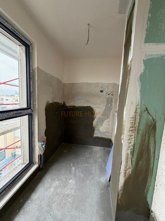 Shitet apartament 2+1+2 Komuna e Parisit White Tower