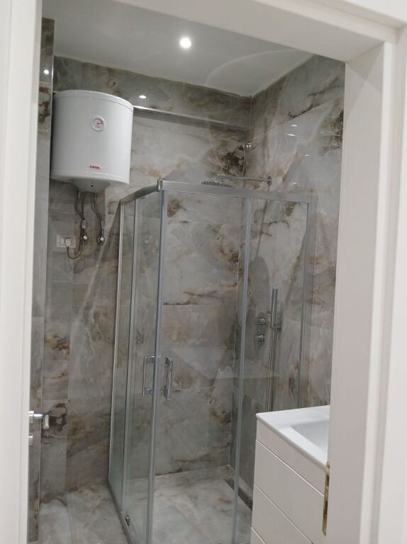 Apartament 1+1, Astir!