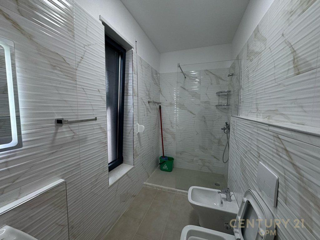 Super Apartament 2+1+2, prane Statcionit te Trenit, fillimi Bulevardit te Ri!
