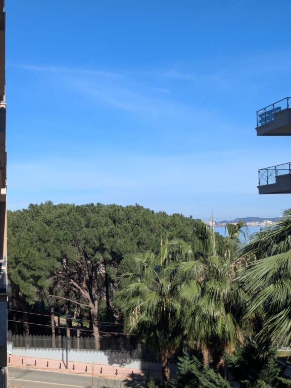 SHITET APARTAMENT 1+1 ME PAMJE ANESORE DETI NË UJE TE FTOHTE VLORË