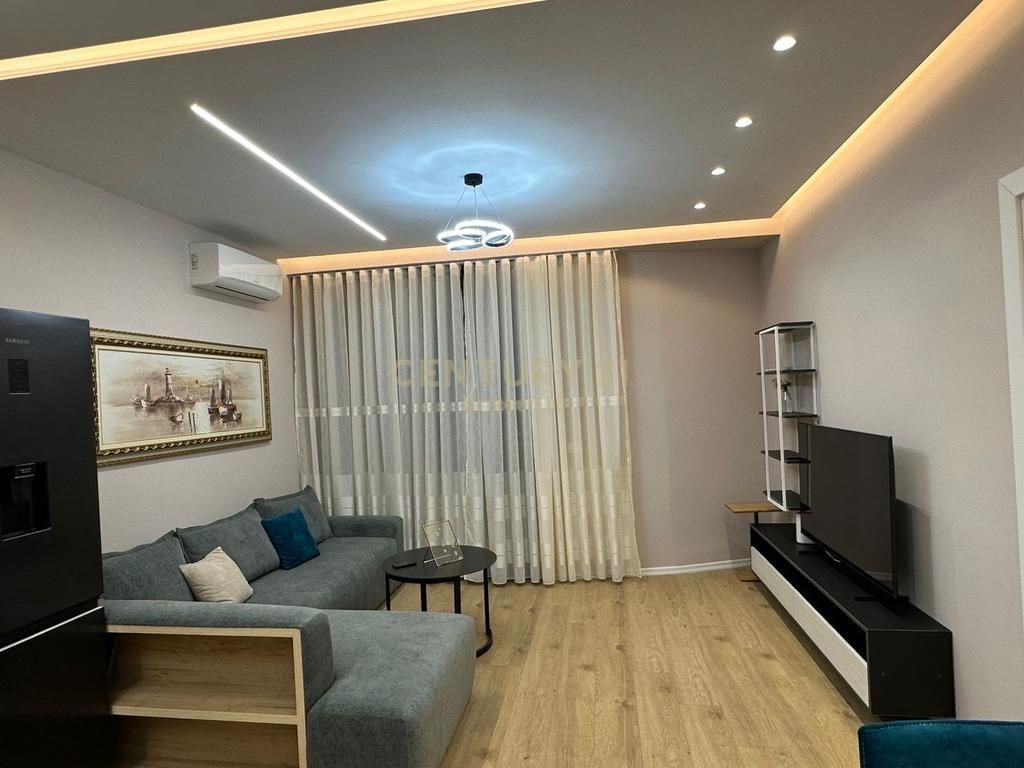 Apartament modern dhe plotësisht i mobiluar, i pozicionuar në një nga rezidencat më të kërkuara në zonën e Mine Pezës. Ambienti ofron organizim funksional me sallon dhe kuzhinë të përbashkët, dhomë gjumi komode, tualet dhe ballkon. I investuar me stil bashkëkohor dhe materiale cilësore, apartamenti siguron komoditet maksimal për jetesë.  Rezidenca ofron standarde të larta ndërtimi, ashensor, parkim nëntokësor dhe akses të menjëhershëm në shërbime si markete, kafene dhe restorante. Vendndodhja strategjike, shumë pranë qendrës së Tiranës, e bën ideale banim.