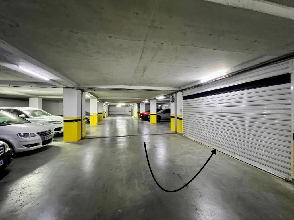 VENDIAMO, PENTHOUSE MODERNO 3+1+3 con 3 POSTI AUTO
