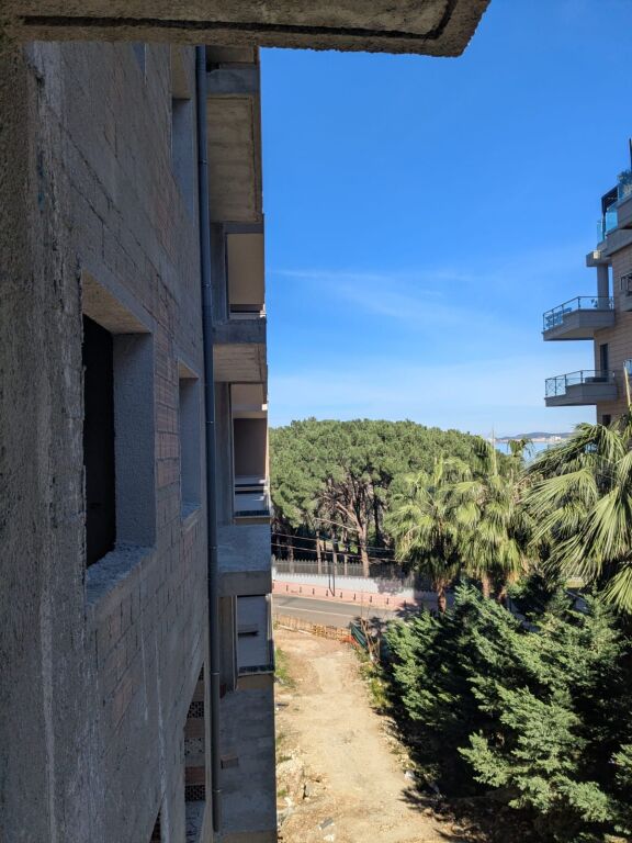 SHITET APARTAMENT 1+1 ME PAMJE ANESORE DETI NË UJE TE FTOHTE VLORË