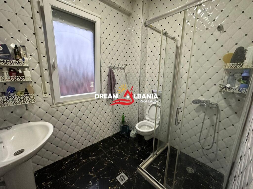 Shitet Apartament 2+1+2wc tek Pazari i Ri prane Rruges Qemal Stafa ( ID 41212203 )