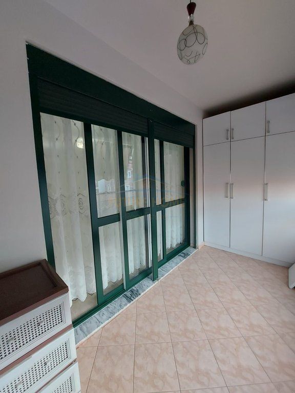 Shitet apartament 2+1+2 Rruga 5 Maj