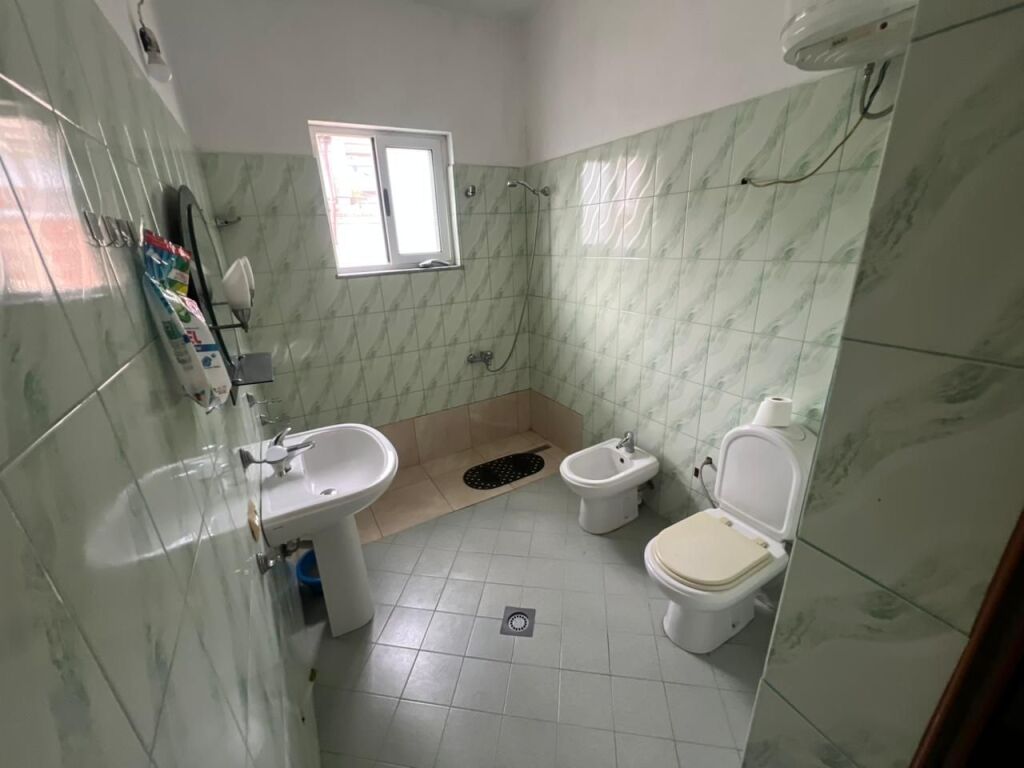 Jepen me qera apartament 1+1 prane Semaforit 1 te  Kënetë