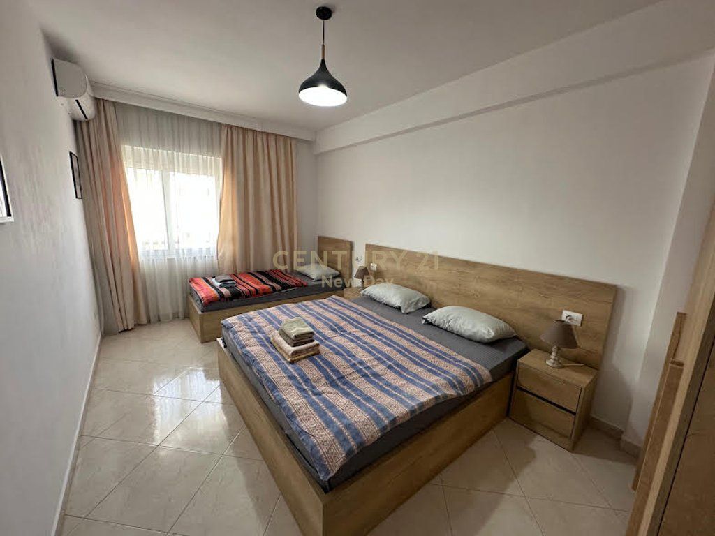 Offriamo un appartamento a Plepa spiaggia con vista mare. L'appartamento si trova all'8° piano di un edificio ben gestito. È arredato, strutturato in zona giorno e cucina, 2 camere da letto, 1 bagno e 1 balcone con vista mare. Per maggiori informazioni potete contattarci.