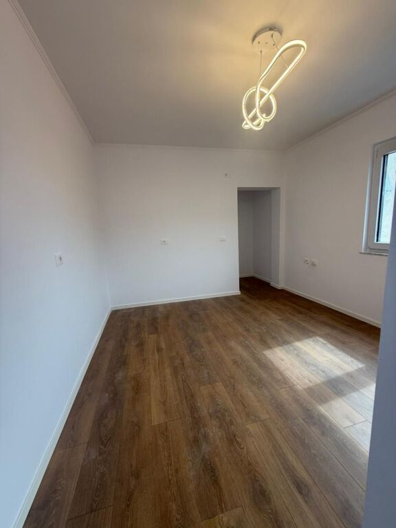 SHITET APARTAMENT 1+1 – SHKOLLA E KUQE