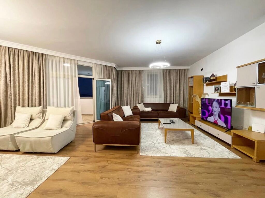 Apartment 3+1+Parking for rent at the Paris Municipality.