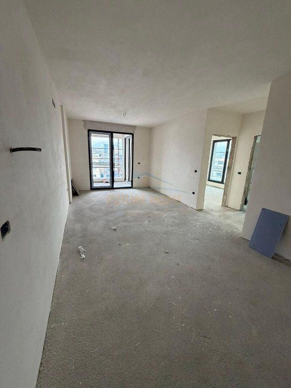 Shitet apartament 2+1+2 Komuna e Parisit White Tower