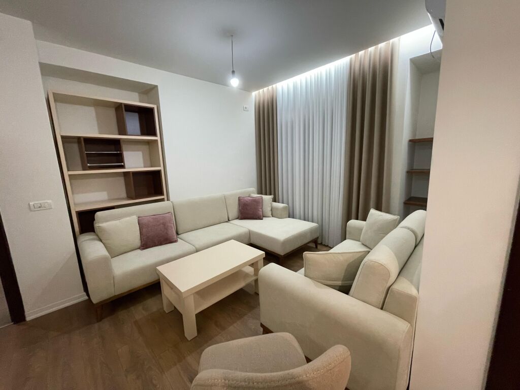 Apartament 1+1, Astir!