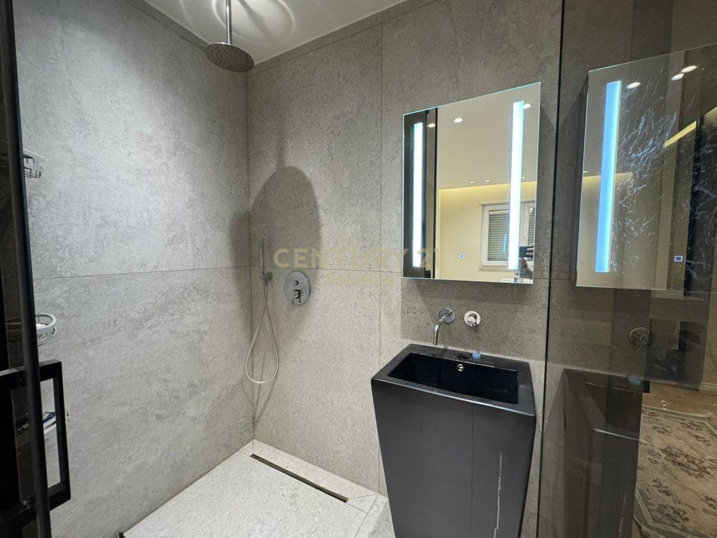 APARTAMENT PER SHITJE TEK VILA L !