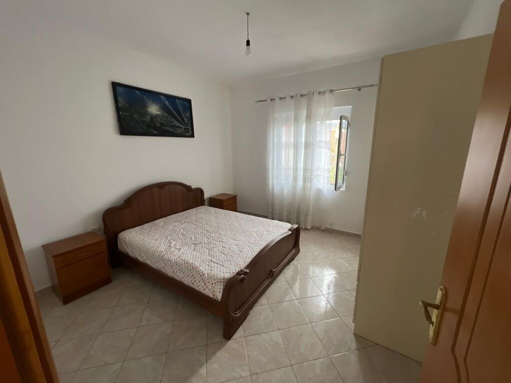 Jepen me qera apartament 1+1 prane Semaforit 1 te  Kënetë