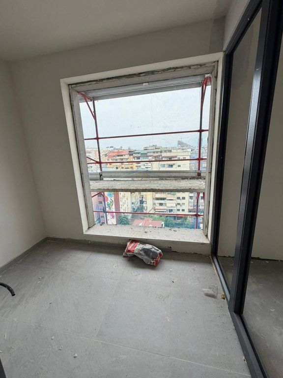 Shitet apartament 2+1+2 Komuna e Parisit White Tower