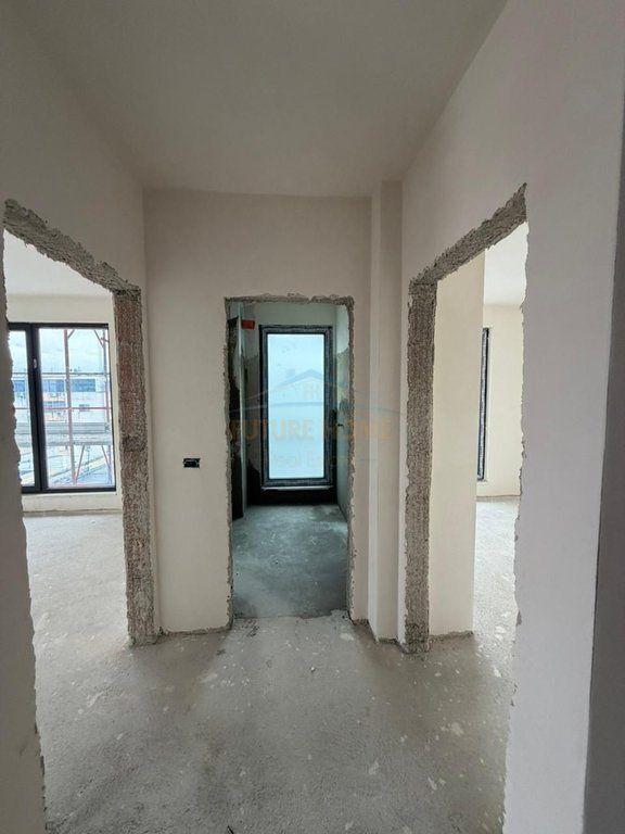 Shitet apartament 2+1+2 Komuna e Parisit White Tower