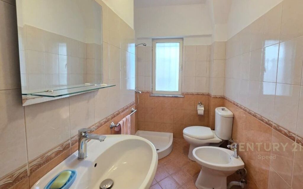 Apartament bosh me qira tek Pazari i Ri