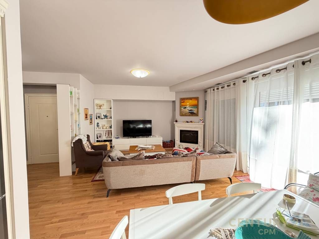 Apartament 2+1 me oborr për shitje në Gjirin e Lalezit!
