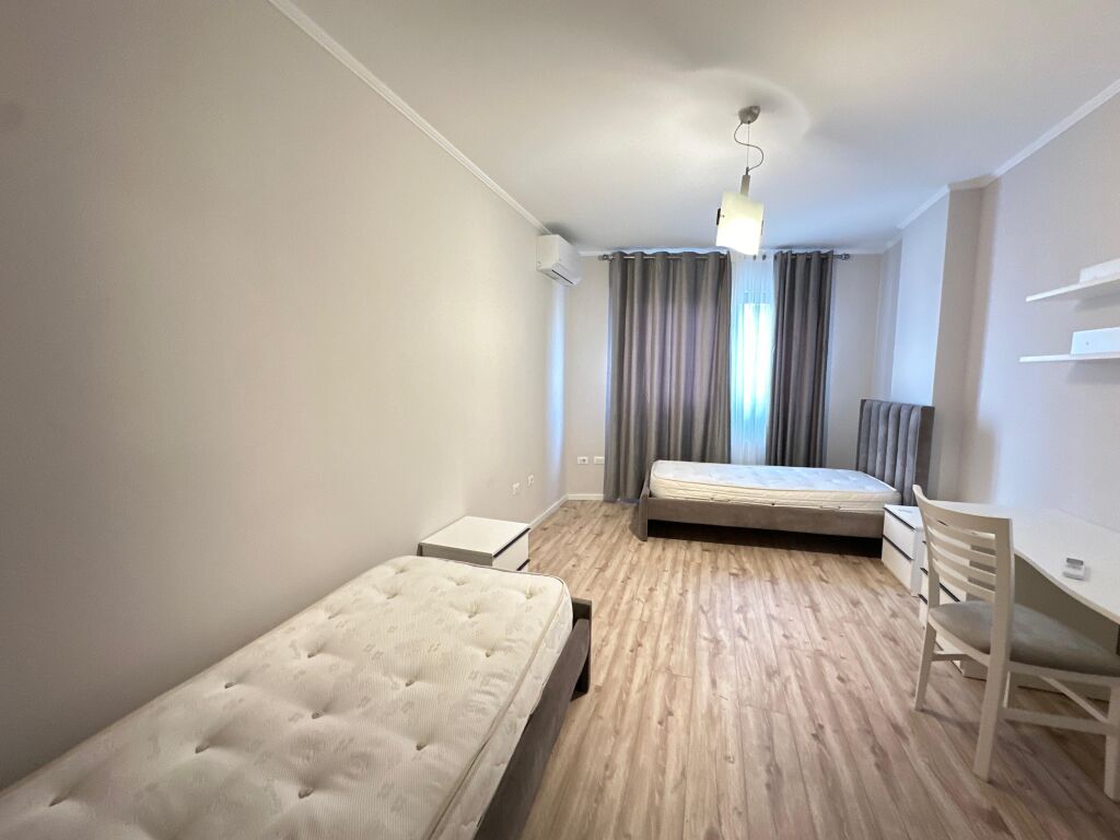 Ofrojme Apartament 2+1 per Qira ne zonen e Komunes se Parisit, tek Kika 1. Pocionohet ne katin e 5 banim, rezidenca eshte e mireoganizuar dhe me sherbimet e nevojshme perreth. Apartamenti eshte i tipologjise 2+1. ne hapesira te mireorganizuara ne nje sallon ndenjeje me dalje ne ballkon, kuzhina e ndare me vete, 2 dhoma gjumi dhe 2 tualete. Ne prone jane bere investime te reja nga pronari, kuzhina, mobilimi si dhe nderhyrjet elektrike dhe hisdrosanitare. Apartamenti ofrohet i mobiluar.  Parkim ospional ne kosto shtese.  Per detaje shtese apo vizite ne prone mos hezitoni te na kontaktoni!