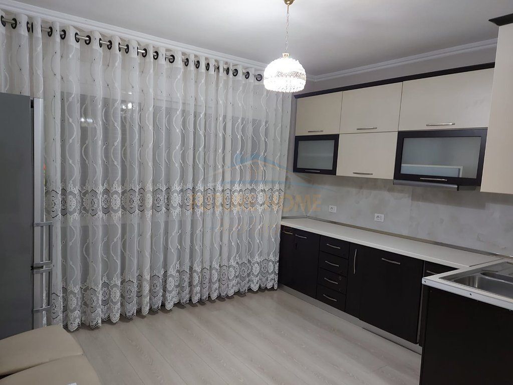 Shitet apartament 2+1+2 Rruga 5 Maj