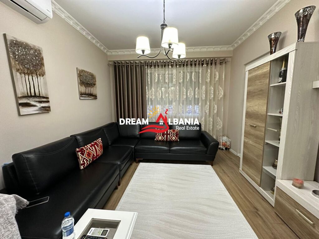Shitet Apartament 2+1+2wc tek Pazari i Ri prane Rruges Qemal Stafa ( ID 41212203 )