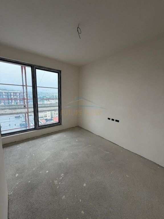 Shitet apartament 2+1+2 Komuna e Parisit White Tower
