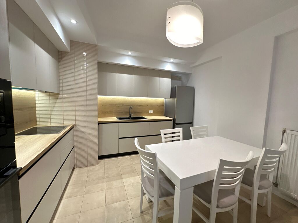 Ofrojme Apartament 2+1 per Qira ne zonen e Komunes se Parisit, tek Kika 1. Pocionohet ne katin e 5 banim, rezidenca eshte e mireoganizuar dhe me sherbimet e nevojshme perreth. Apartamenti eshte i tipologjise 2+1. ne hapesira te mireorganizuara ne nje sallon ndenjeje me dalje ne ballkon, kuzhina e ndare me vete, 2 dhoma gjumi dhe 2 tualete. Ne prone jane bere investime te reja nga pronari, kuzhina, mobilimi si dhe nderhyrjet elektrike dhe hisdrosanitare. Apartamenti ofrohet i mobiluar.  Parkim ospional ne kosto shtese.  Per detaje shtese apo vizite ne prone mos hezitoni te na kontaktoni!