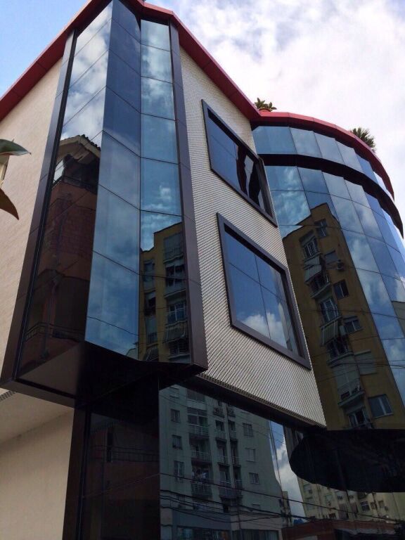 SI AFFITTA EDIFICIO COMMERCIALE DI 1500M2 A LAPRAKE