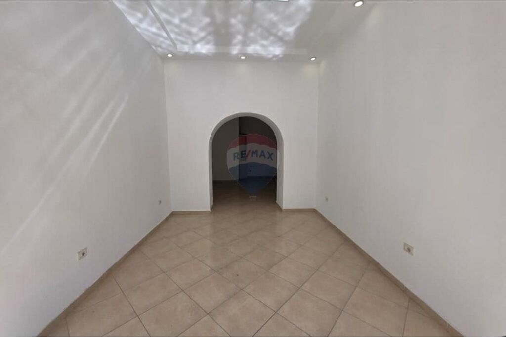 🏢 SHOP FOR RENT – ALI DEMI STREET, VLORA