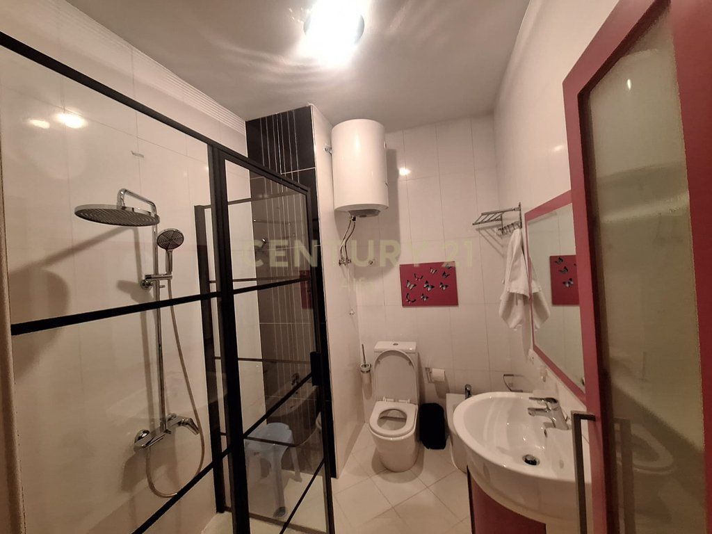 Apartament 2+1 me qira tek Rruga e Barrikadave,
