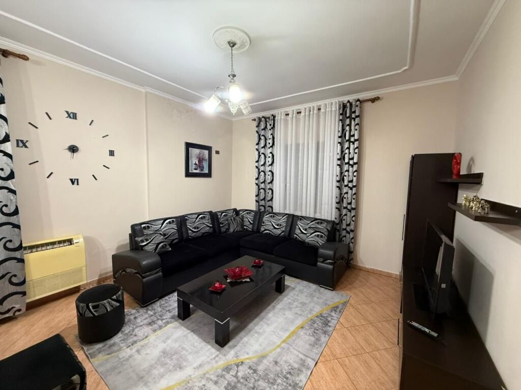 📣 AFFITTO Appartamento 2+1 Con Parcheggio 📍 Vicino Casa Italia ✨ 💶Prezzo 40.000 Leke al Mese
