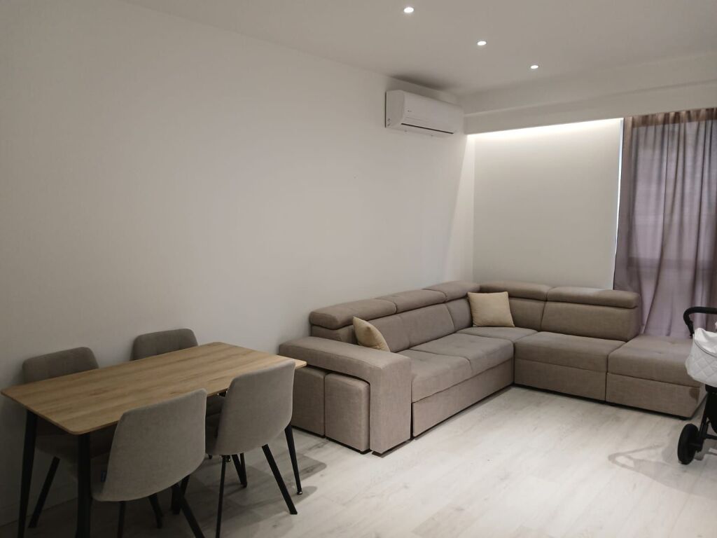 Apartament 1+1, Astir!