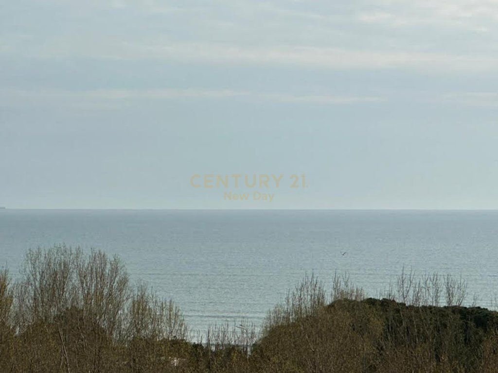 Offriamo un appartamento a Plepa spiaggia con vista mare. L'appartamento si trova all'8° piano di un edificio ben gestito. È arredato, strutturato in zona giorno e cucina, 2 camere da letto, 1 bagno e 1 balcone con vista mare. Per maggiori informazioni potete contattarci.