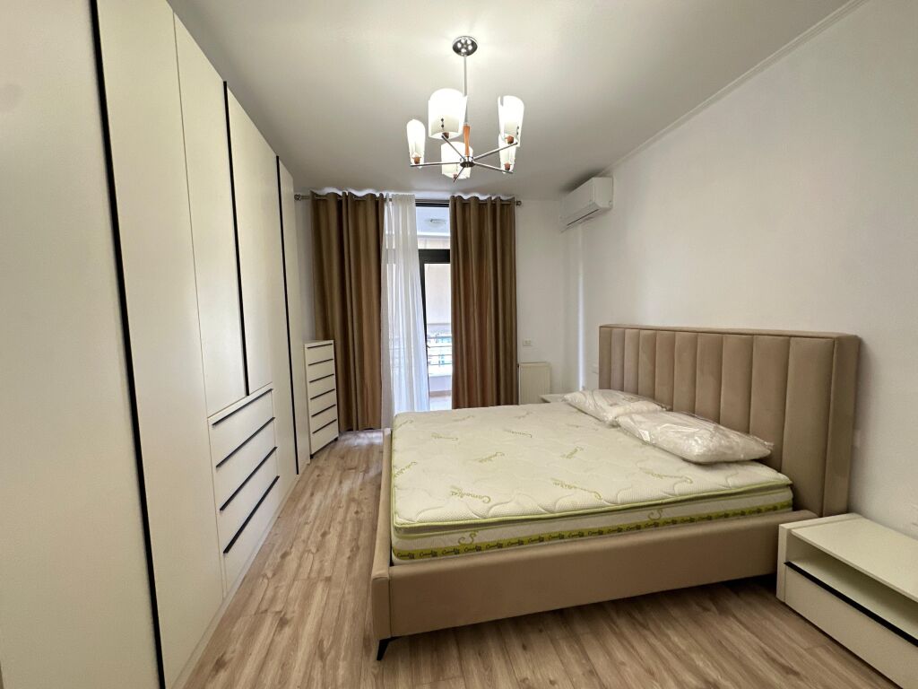 Ofrojme Apartament 2+1 per Qira ne zonen e Komunes se Parisit, tek Kika 1. Pocionohet ne katin e 5 banim, rezidenca eshte e mireoganizuar dhe me sherbimet e nevojshme perreth. Apartamenti eshte i tipologjise 2+1. ne hapesira te mireorganizuara ne nje sallon ndenjeje me dalje ne ballkon, kuzhina e ndare me vete, 2 dhoma gjumi dhe 2 tualete. Ne prone jane bere investime te reja nga pronari, kuzhina, mobilimi si dhe nderhyrjet elektrike dhe hisdrosanitare. Apartamenti ofrohet i mobiluar.  Parkim ospional ne kosto shtese.  Per detaje shtese apo vizite ne prone mos hezitoni te na kontaktoni!