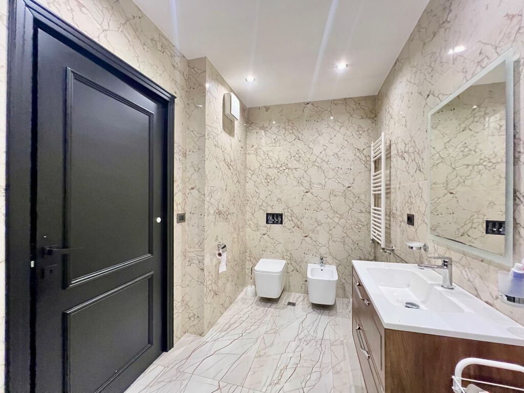 VENDIAMO, PENTHOUSE MODERNO 3+1+3 con 3 POSTI AUTO