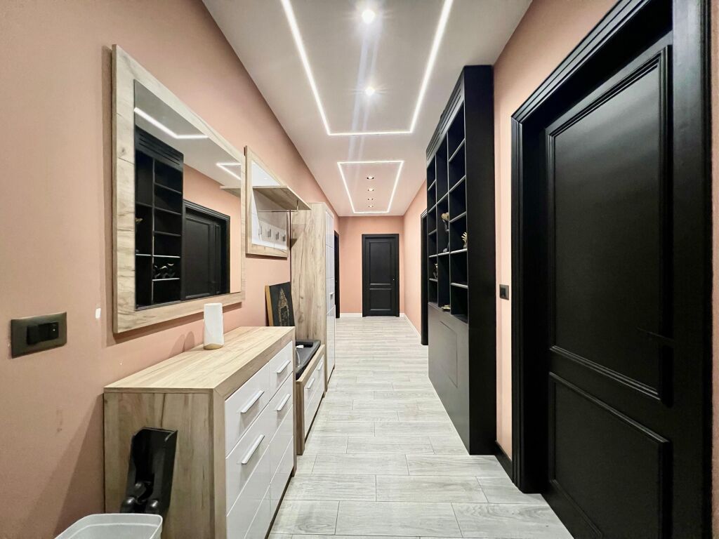 VENDIAMO, PENTHOUSE MODERNO 3+1+3 con 3 POSTI AUTO