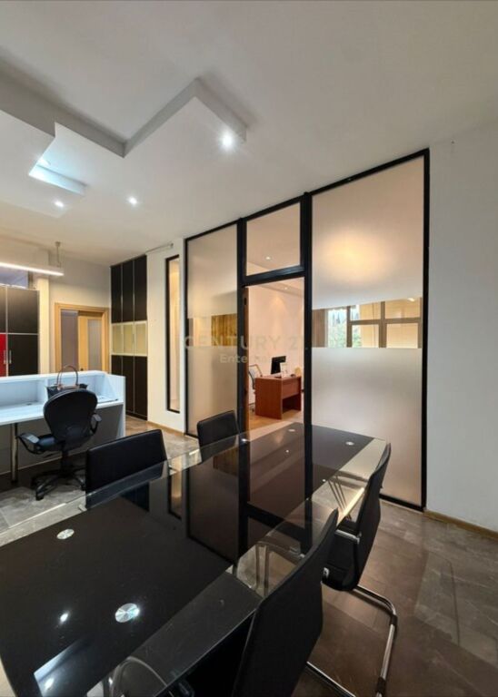 Locale/ ufficio in affitto a Garda 1.700 € /mese Sup. Totale 135m2
