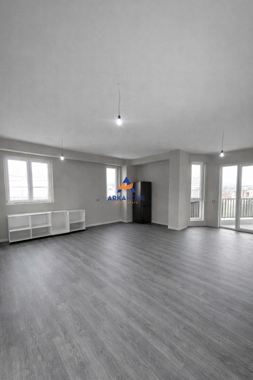SHITET APARTAMENT 3+1+2+BALLKON "TEK KOMUNA E PARISIT" 418000 EURO